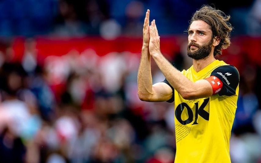 迫使他更多 迫使他更多