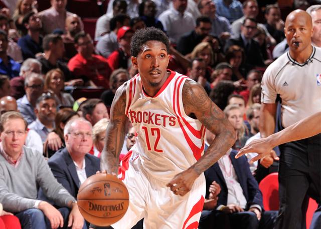 国足首训教练组亲自示范 邵佳一强调团队追求与梦想